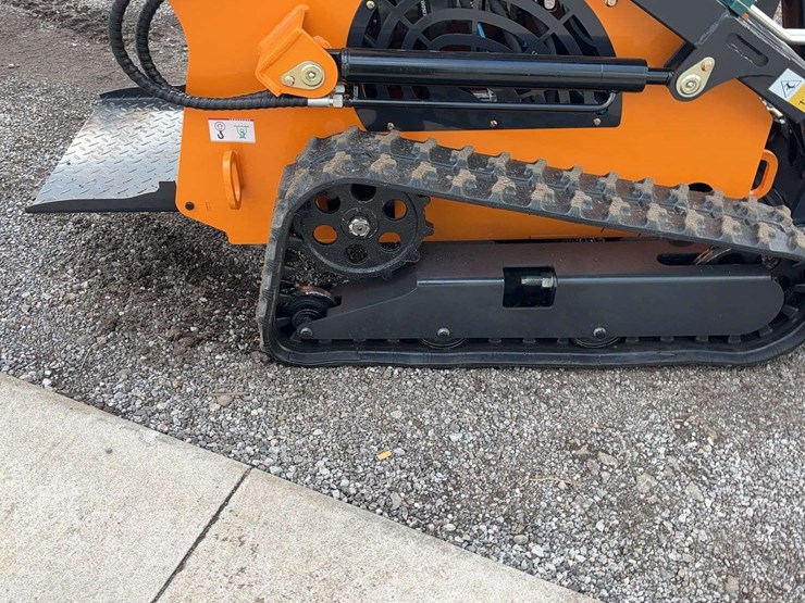 landhero-mini-stand-on-skid-loader-image-8