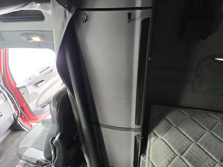 2017-peterbilt-579-image-72