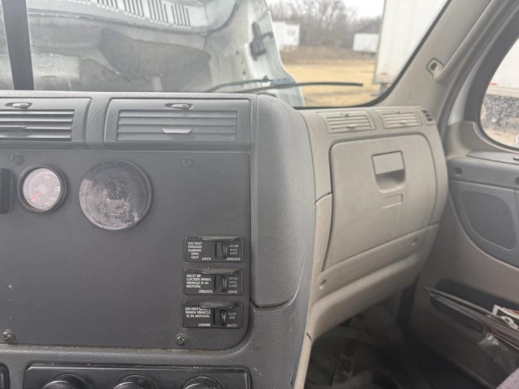 #1175-•-2016-freightliner-cascadia-day-cab-truck-tractor-image-51