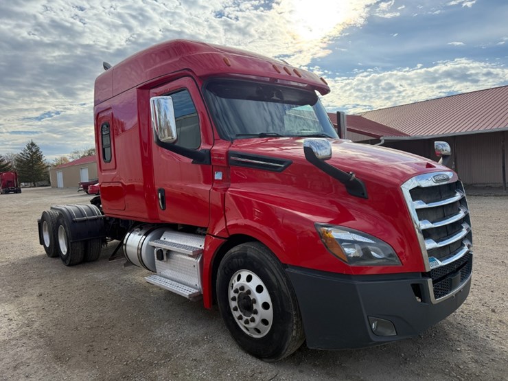 2019-freightliner-cascadia-126-image-2