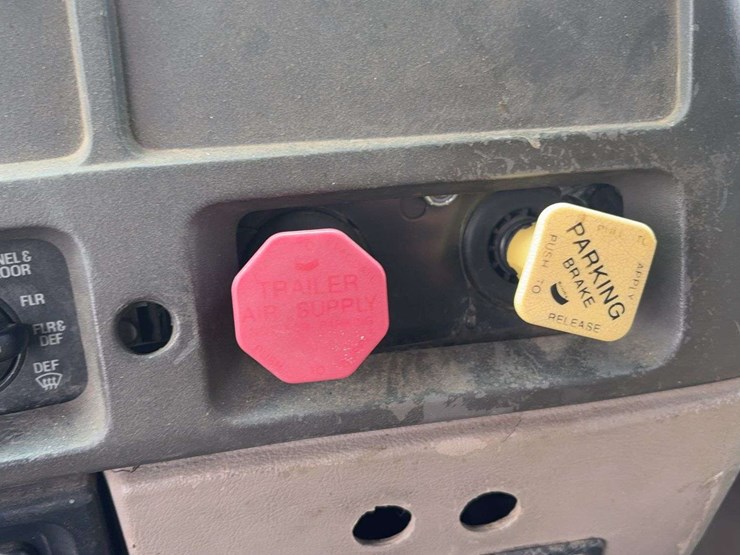 2005-sterling-l8500-image-36