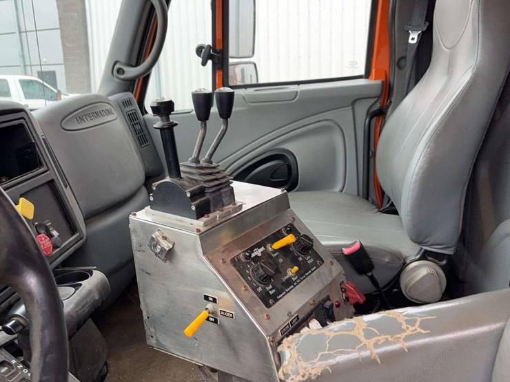 2004-international-7400-image-38