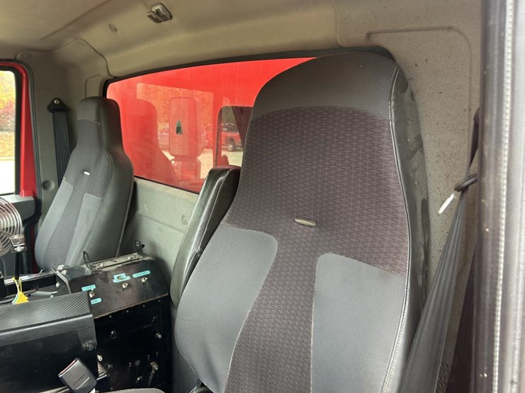 #1673-•-2002-international-workstar-tri-axle-dump-truck-image-47