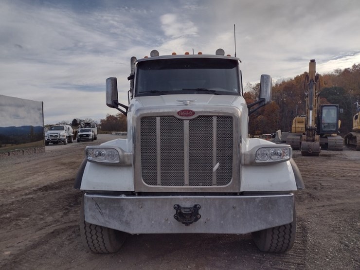 peterbilt-567-image-2