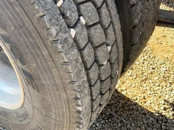 2004-freightliner-columbia-120-image-26