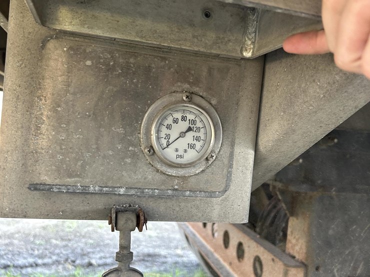 2019-wilson-livestock-trailer-image-13