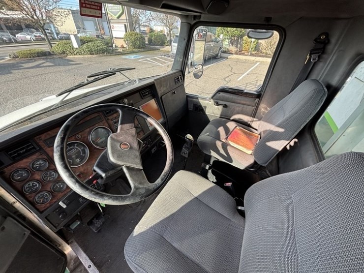 2001-kenworth-t300-image-34