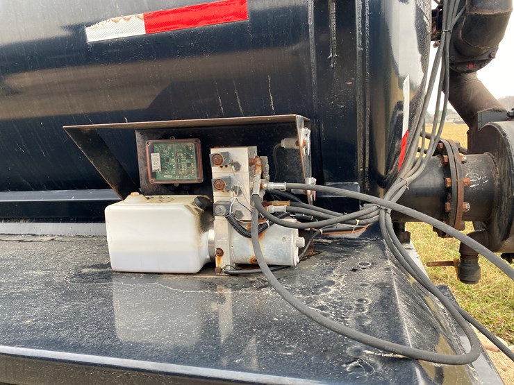 #1031-•-2014-northern-6000-gallon-semi-manure-tanker-trailer(has-wi-title)-(kewaunee,-wi)-image-30