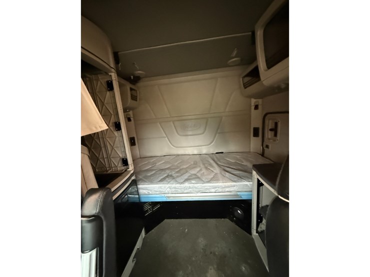 2020-peterbilt-579-image-24