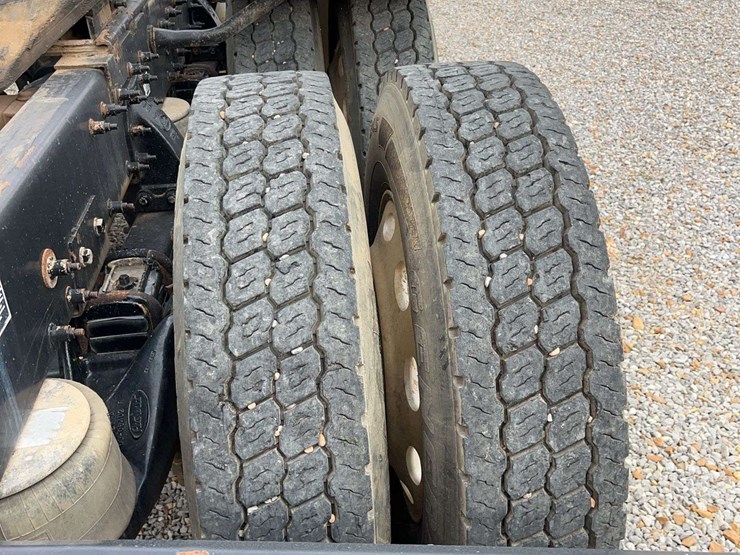 2009-peterbilt-389-image-4