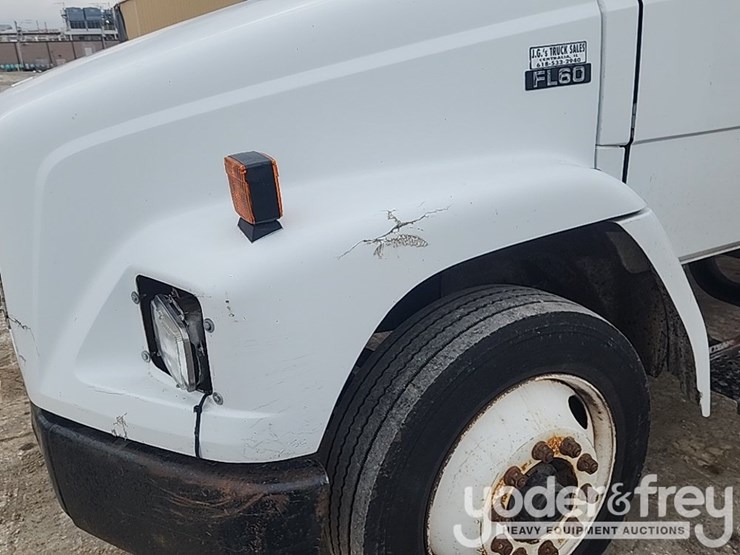 2001-freightliner-fl60-image-12