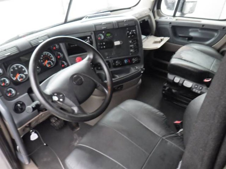 freightliner-cascadia-125-image-23