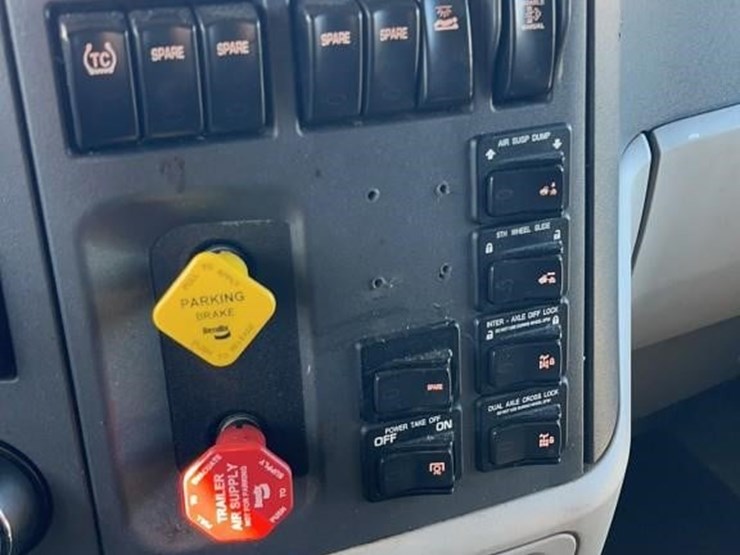 2019-peterbilt-567-image-17