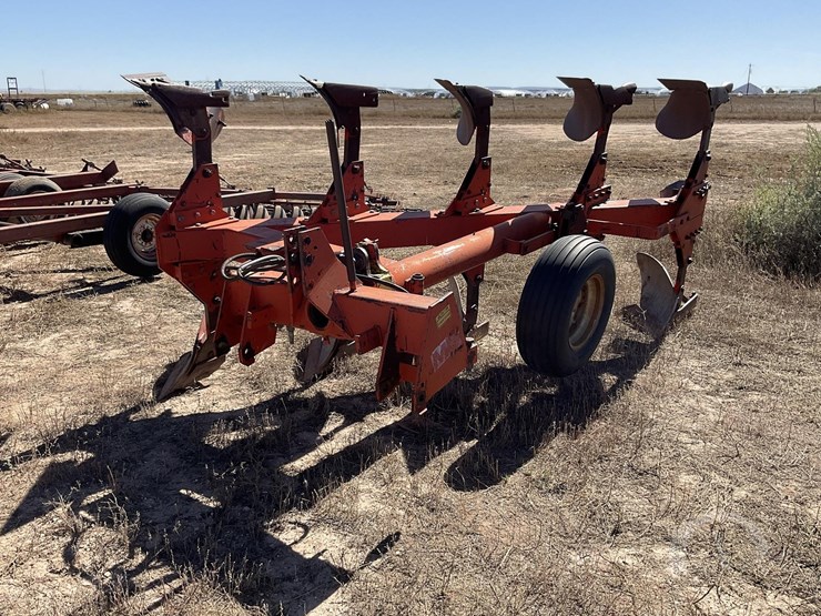 massey-ferguson-mf570-image-1