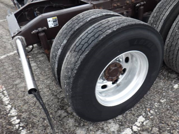 peterbilt-389-image-9