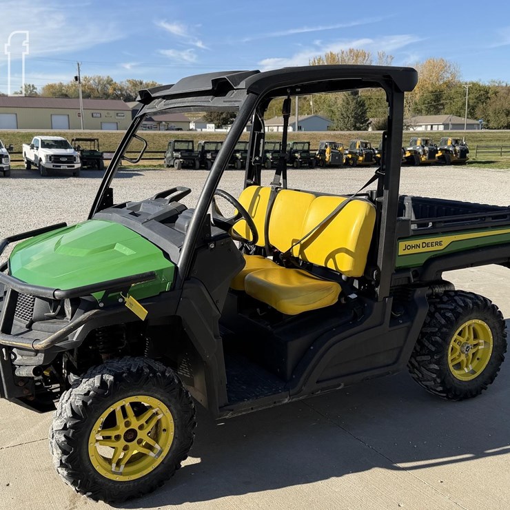 JOHN DEERE GATOR XUV 835M