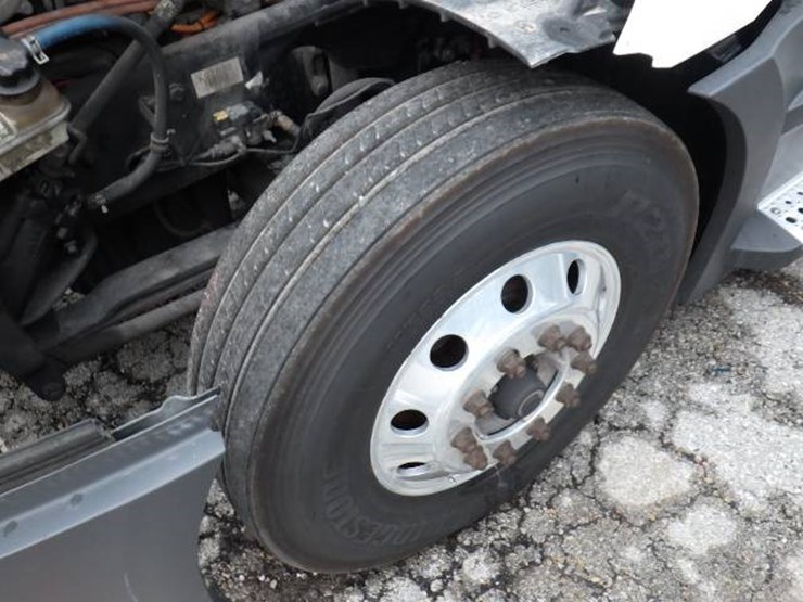 2019-freightliner-cascadia-126-image-25