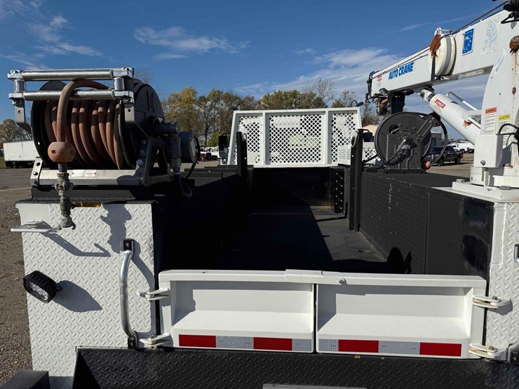 2017-freightliner-m2-106-image-12