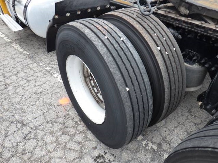 2020-freightliner-cascadia-126-image-14