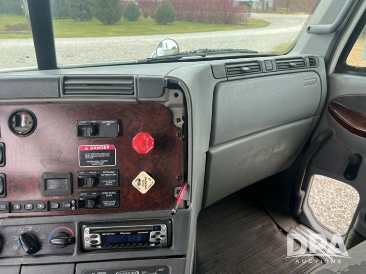 1999-freightliner-flc120-image-23