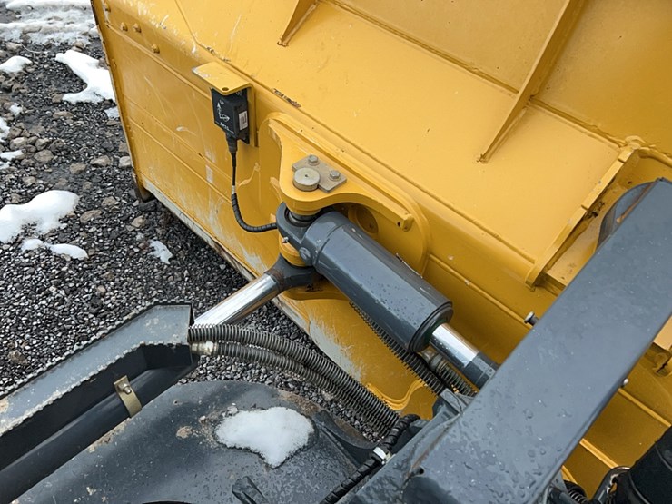 2023-deere-700l-image-6