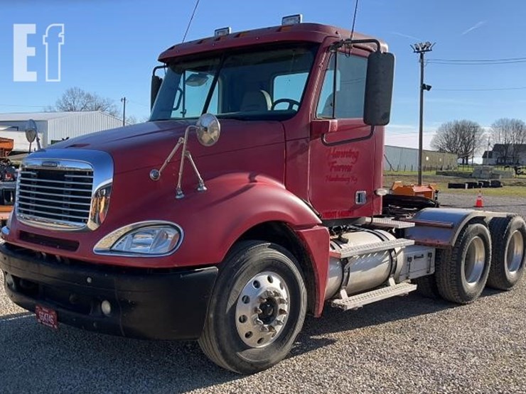 2004-freightliner-columbia-120-image-1