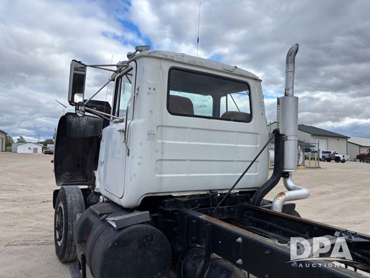 1985-mack-r686st-image-38