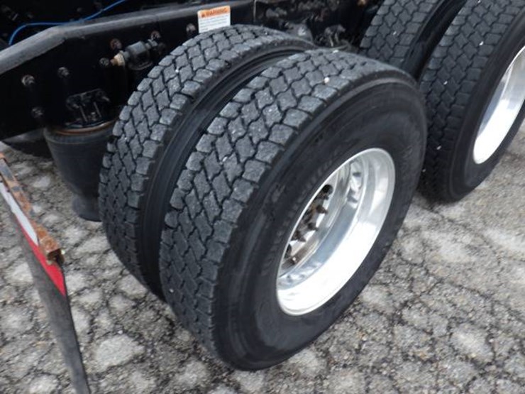 2019-freightliner-cascadia-126-image-9