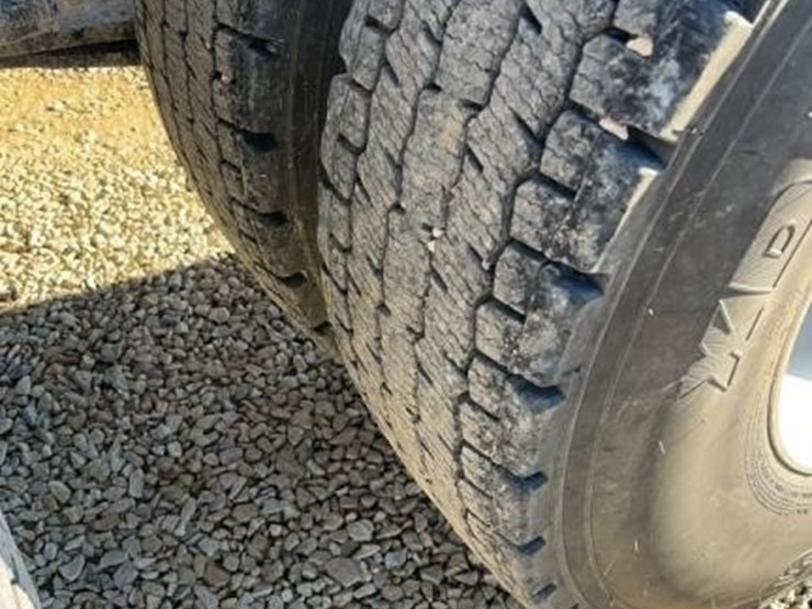 2004-freightliner-columbia-120-image-25