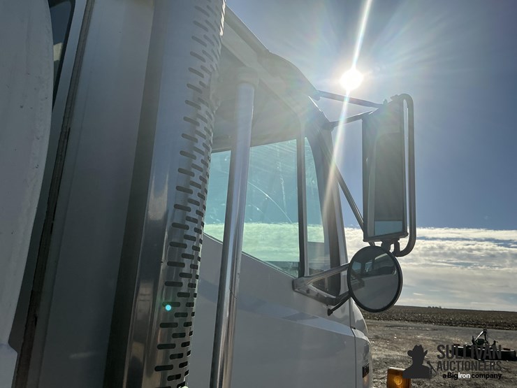 1995-freightliner-fl70-image-17