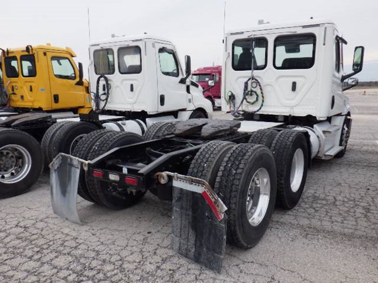 freightliner-cascadia-126-image-7