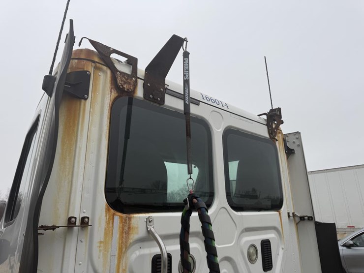 #1175-•-2016-freightliner-cascadia-day-cab-truck-tractor-image-24