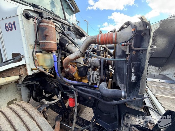 peterbilt-330-image-11