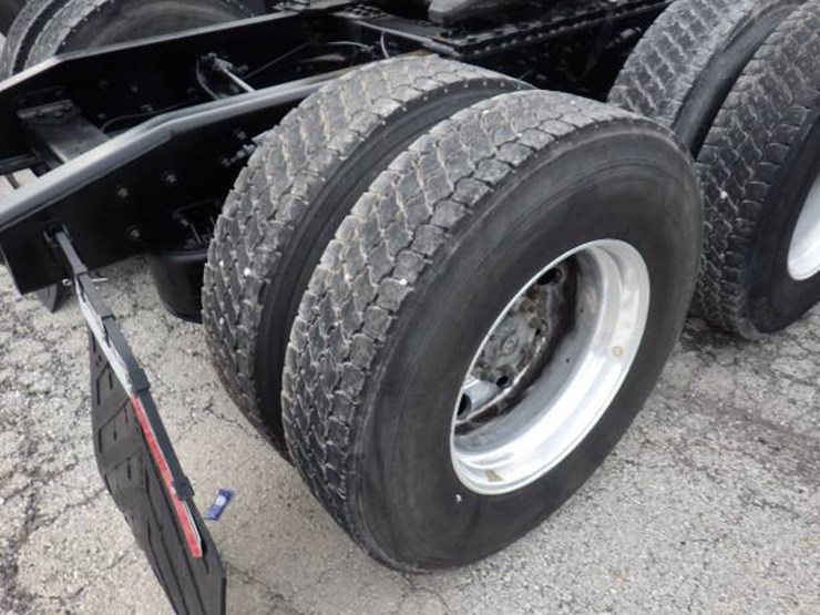 2020-freightliner-cascadia-126-image-6