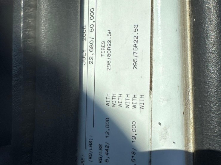 2007-volvo-vnl-semi-truck-image-27