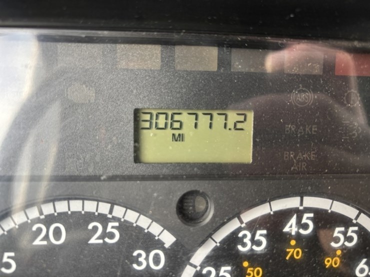 2012-freightliner-m2-box-truck-image-2