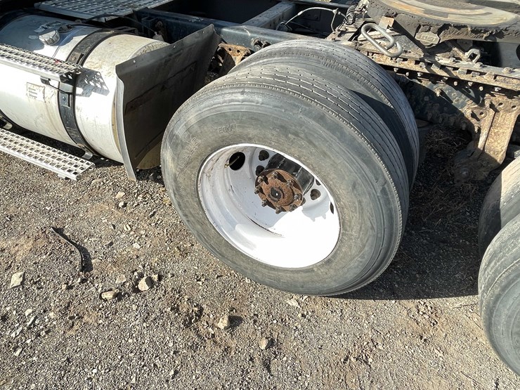 #202-•-2015-volvo-semi-tractor-(has-wi-title)-(denmark,-wi)-image-27