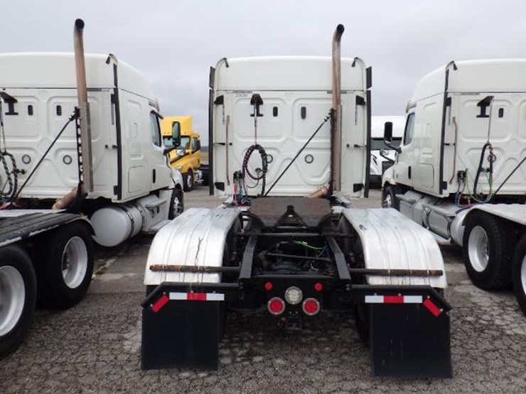 freightliner-cascadia-126-image-11