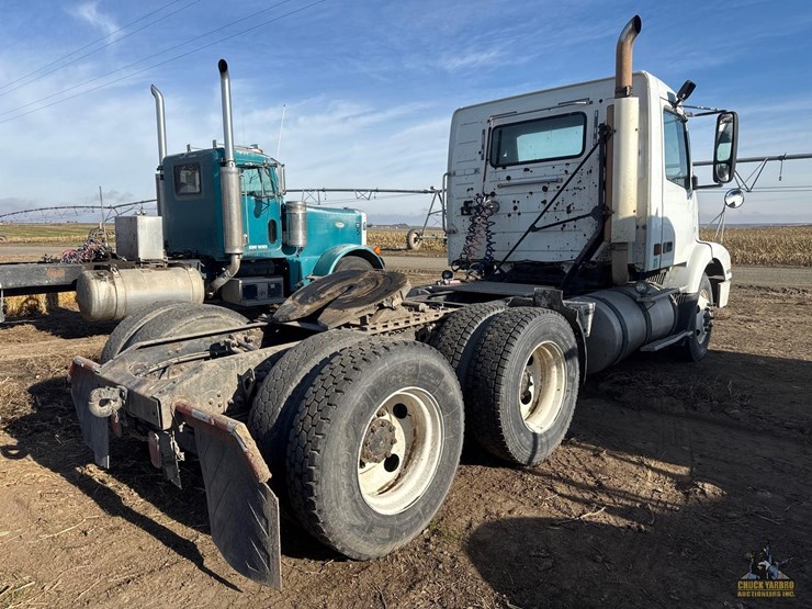 2001-volvo-vnm-semi-truck-image-5