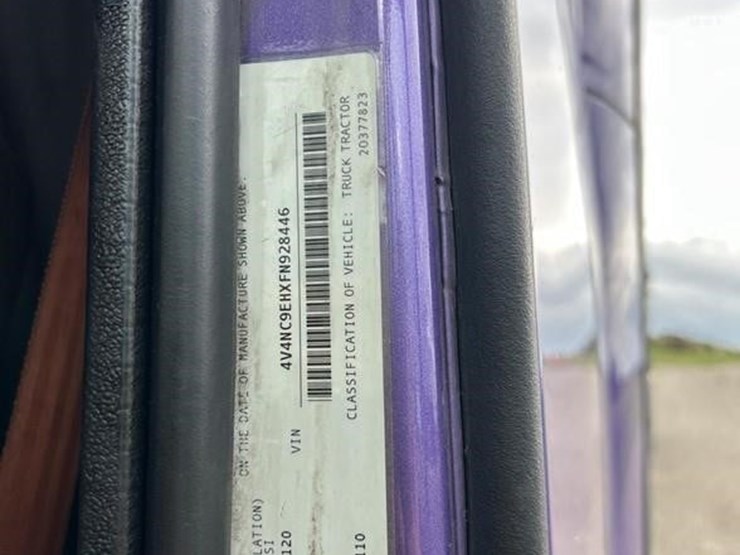 2015-volvo-vnl42t670-image-14