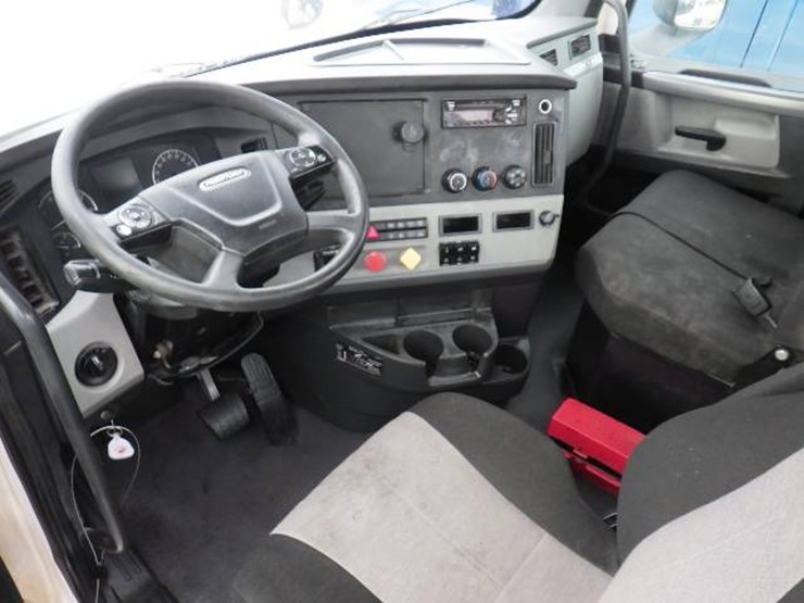 freightliner-cascadia-126-image-13