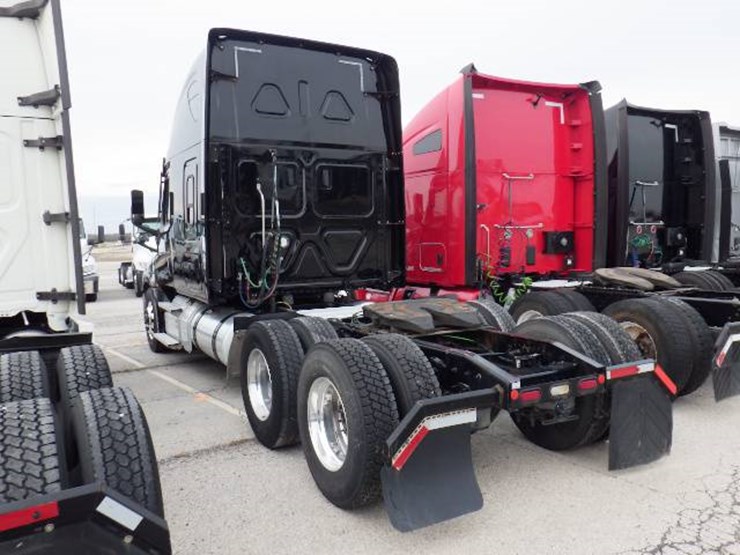 freightliner-cascadia-126-image-13