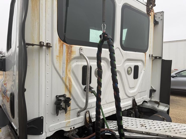 #1175-•-2016-freightliner-cascadia-day-cab-truck-tractor-image-23