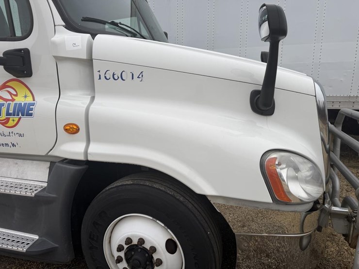 #1175-•-2016-freightliner-cascadia-day-cab-truck-tractor-image-11