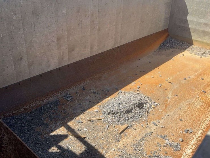 2010-international-lf517-lone-star-dump-truck-image-42