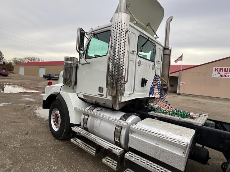 2015-western-star-4900sa-image-16