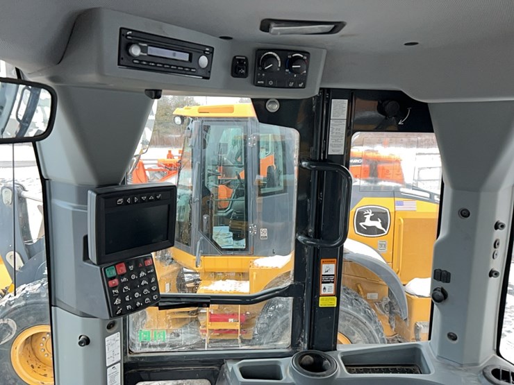 2021-deere-624p-image-17