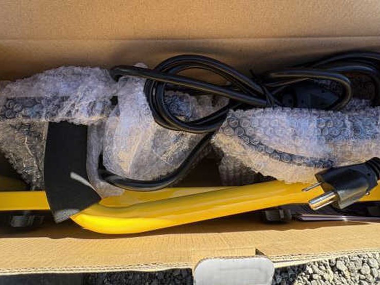 #10-•-bulldog-double-led-work-lights-on-stand-image-2