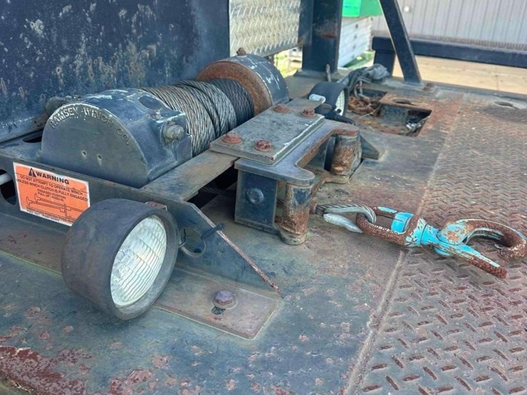 2008-peterbilt-335-image-9