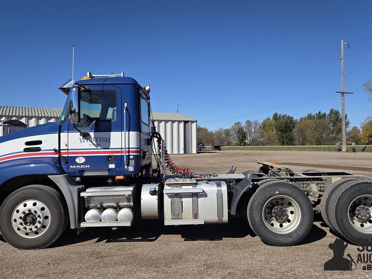 2013-mack-cxu613-t/a-truck-tractor-image-8